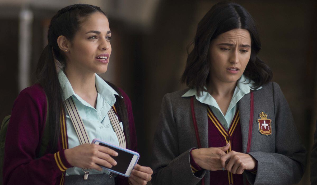 La peruana Rayza Ortiz da vida a Claudia en "Misfit". Aquí junto a Julia (Foto: Enchufe TV)