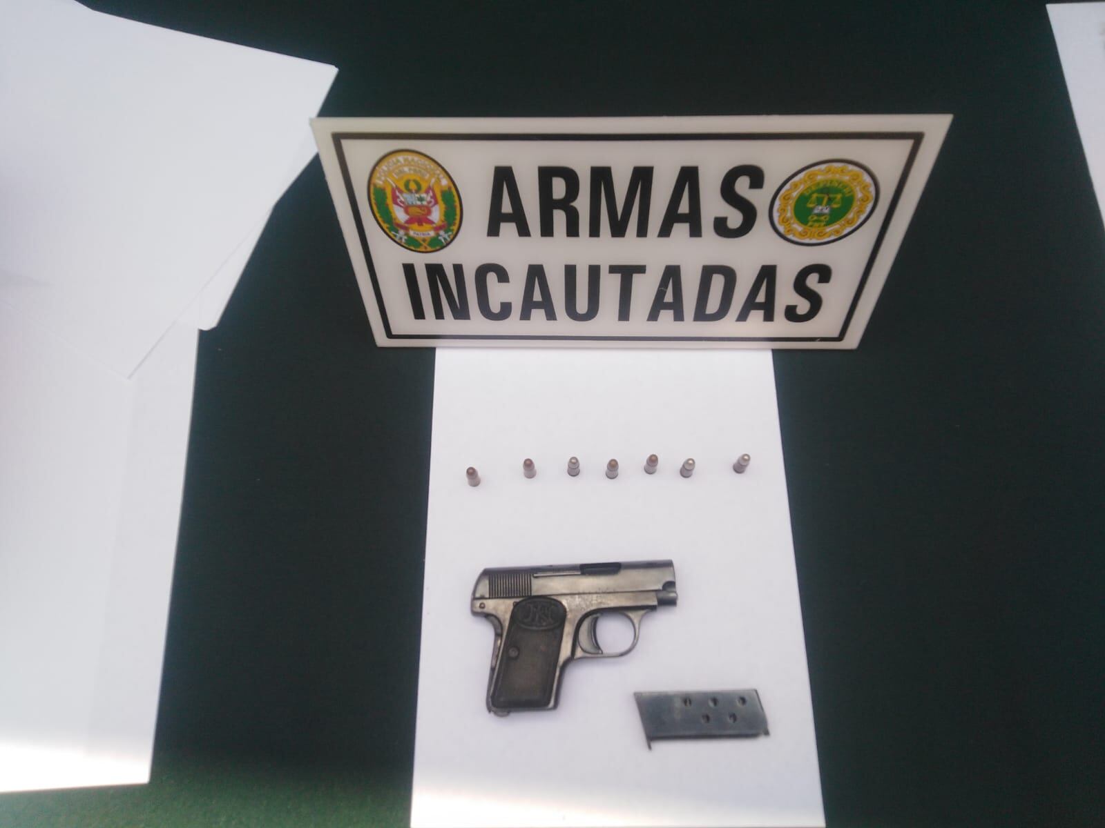 A los extranjeros se les incautó una pistola, moto, dinero y drogas.