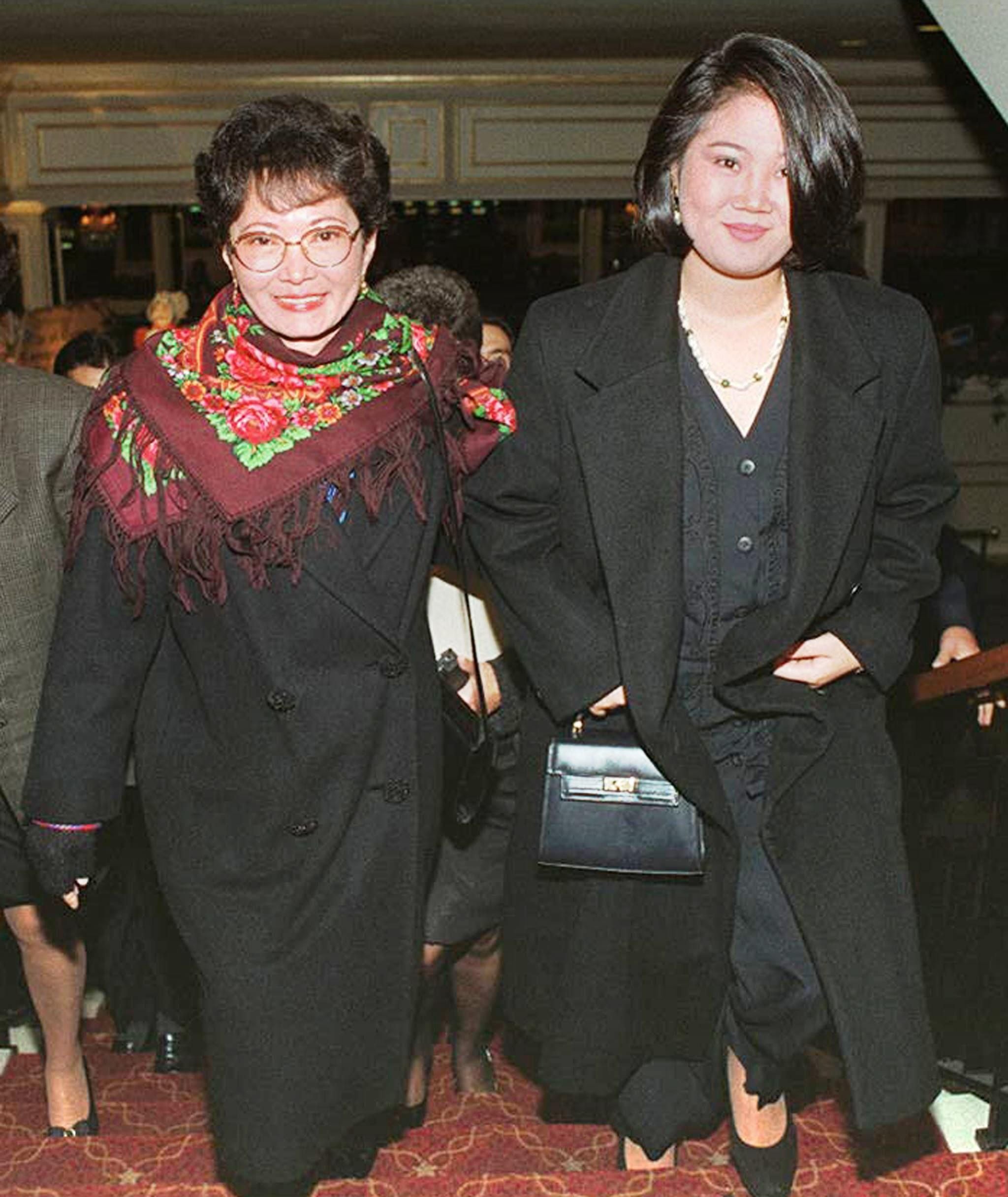 (ARCHIVO) Foto tomada en junio de 1995 en Lima, de la ingeniera Susana Higuchi (I), ex-esposa del presidente Alberto Fujimori, acompanada de su hija Keiko y actual primera Dama de Peru. Higuchi podria ser candidata presidencial en Peru encabezando la plancha del Frente Independiente Moralizador (FIM). Higuchi divorcio de Albeto Fujimori en 1995, a raiz de una declaracion que la ex-primera dama hiciera contra los familiares de Fujimori a quienes acuso de "traficar" con ropa donada por Japon para familias pobres de Peru. AFP PHOTOS/Jaime RAZURI PERU-SUSANA HIGUCHI- KEIKO-ELECTIONS