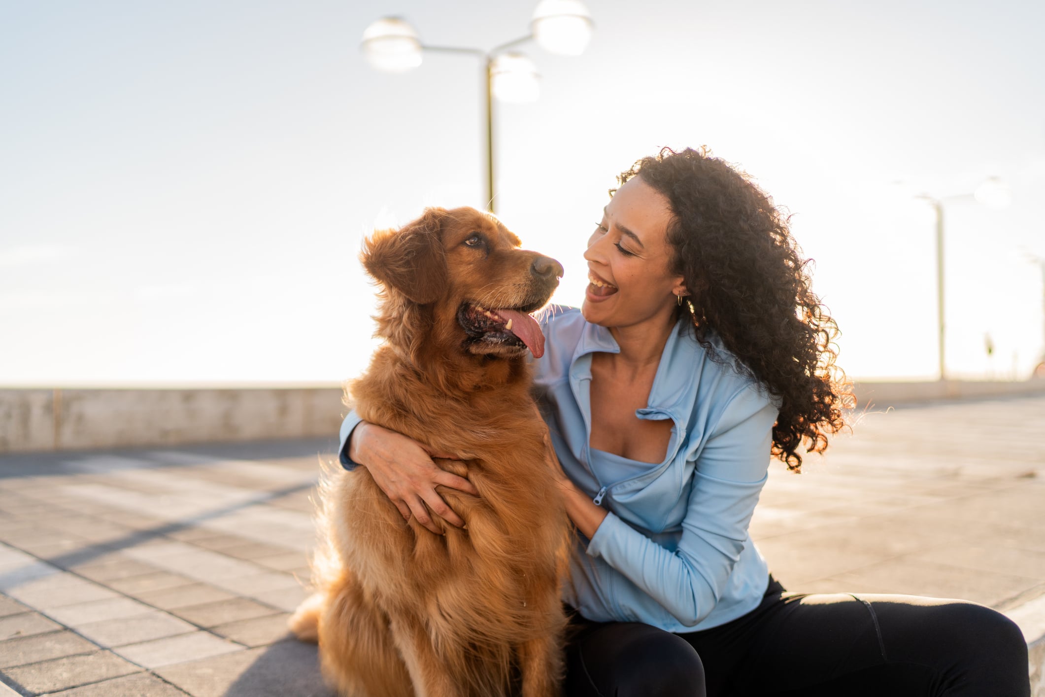 Un buen paseo debe ser el momento favorito del día para tu perro. No se trata solo de que haga sus necesidades, sino de garantizar su bienestar físico y salud mental a través de la estimulación adecuada. Foto: composición/Istock
