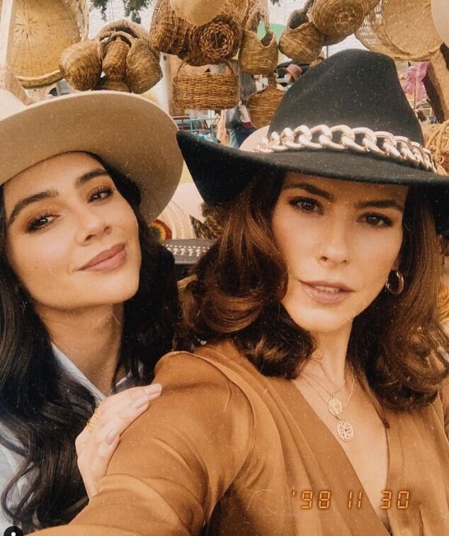 Camila Rojas aprovechó para postear algunas fotos junto a sus colegas de trabajo en “Pasión de gavilanes” 2. (Foto: Camila Rojas / Instagram)