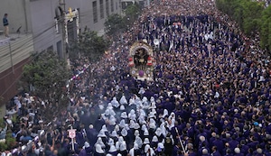 Mira las mejores imágenes que dejó la primera salida de la procesión del Señor de Los Milagros