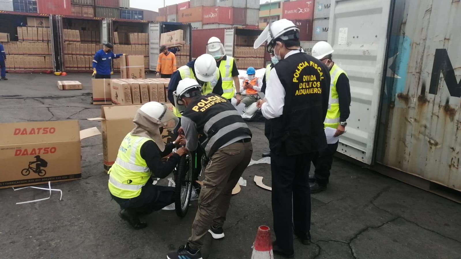 Policías de la Dirección de la Policía Fiscal decomisaron cigarrillos y bicicletas de contrabando en dos importantes operativos en Pucusana y el Callao. El monto de lo incautado asciende a más de dos millones y medio de soles.