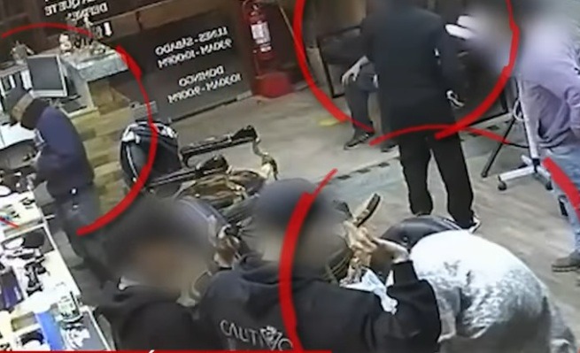 Delincuentes fueron identificados y detenidos por la Policía. (Captura Tv)