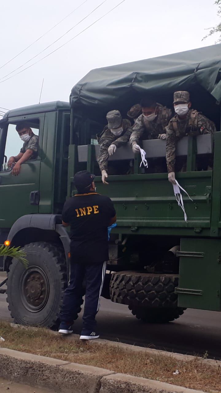 Tumbes. Trabajadores del INPE entregaron las mascarillas a los policías y militares. (INPE)a
