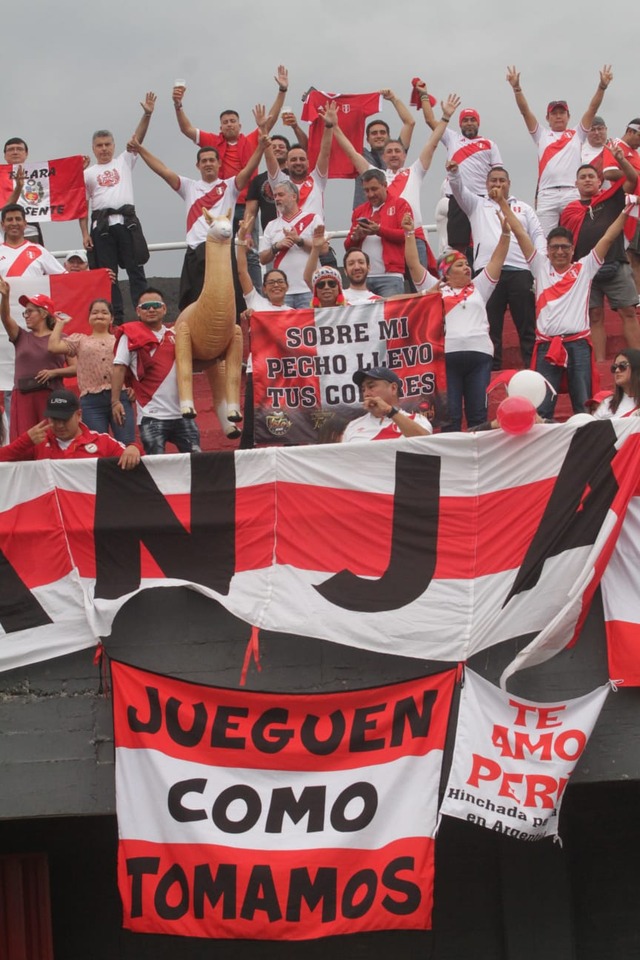 Hinchas peruanos alientan a la selección previo a su encuentro con Paraguay en Ciudad del Este. Foto: Alan Ramírez