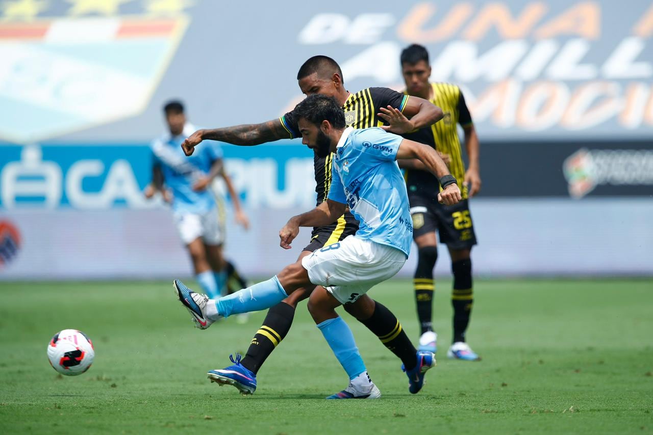 Uruguayo Sosa no tuvo un buen partido contra Moquegua. (Foto: Fernando Sangama / @photo.gec)
