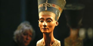 Nefertiti fue una poderosa reina de la Dinastía XVIII del Antiguo Egipto. También se le recuerda por haber sido la primera Gran Esposa Real del faraón Akenatón (originalmente Amenofis IV). Su nombre significa 'la bella ha llegado'.