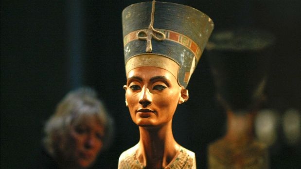 Nefertiti fue una poderosa reina de la Dinastía XVIII del Antiguo Egipto. También se le recuerda por haber sido la primera Gran Esposa Real del faraón Akenatón (originalmente Amenofis IV). Su nombre significa 'la bella ha llegado'.