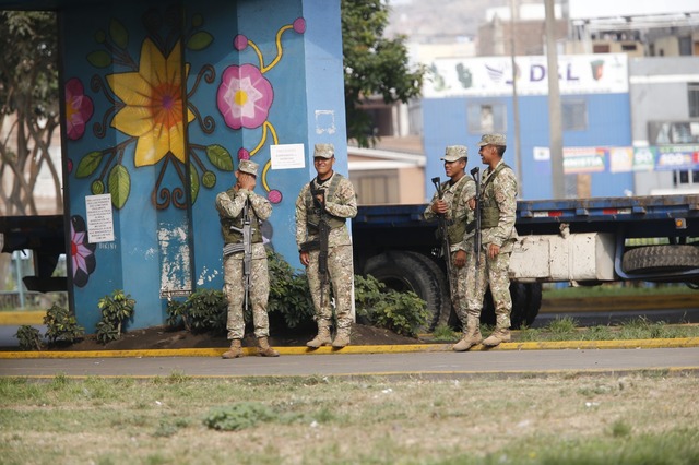 Recorrido después de los festejos de Año Nuevo al amanecer en las calles de Lima. Foto: Joseph Angeles/@photo.gec