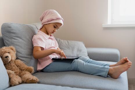 Mamá, mi amigo de clases tiene cáncer: ¿Cómo puedes ayudarle a comprender esta enfermedad?