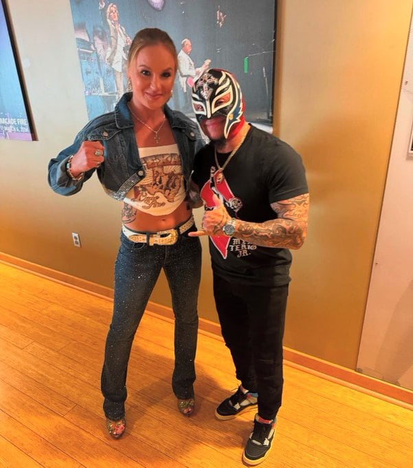 Valentina Shevchenko al lado del legendario Rey Mysterio. (Twitter)