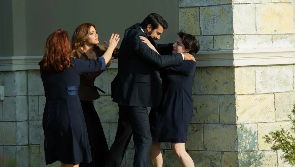 Demir intentando hacer justicia propia contra Behice (Foto: Tims & B Productions)