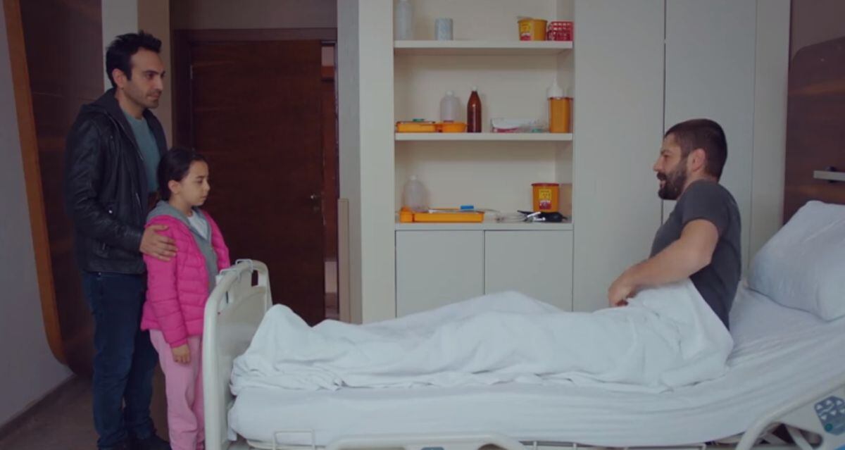 Tras salir del quirófano, y después de todo el daño que Cemal ha causado a la pequeña, Öykü habla con él para agradecerle la donación de médula (Foto: Mujer / Med Yapım)