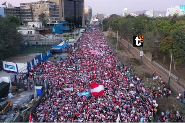 Cientos de personas se concentran en la Avenida de La Peruanidad en el Campo de Marte de Jesús María, para protestar contra el jefe de la ONPE Piero Corvetto y el presunto fraude reclamado por el partido de Renovación Popular.
Fotos: Julio Reaño/@photo.gec