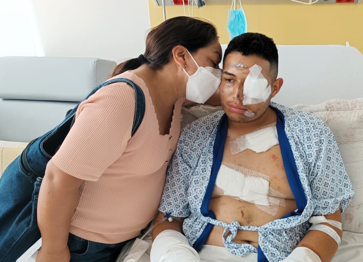 Suboficial de tercera PNP Vilmer Joel Ayala Vergara, junto a su madre Magna Vergara de Ayala, en las instalaciones del Hospital Nacional PNP Luis Nicasio Sáenz.