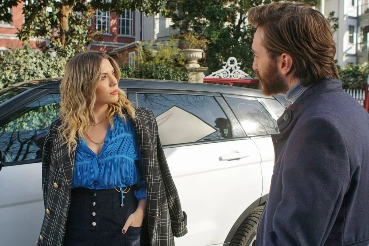 Yildiz y Kemal afuera del hotel al que fueron citados (Foto: Med Yapım)