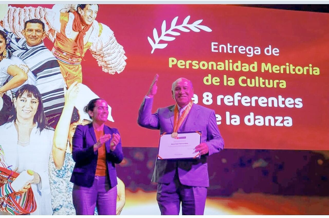 Tras 50 años enseñando danzas, el Ministerio de Cultura reconoció el arduo trabajo del profesor Miguel Ángel Figueroa. Foto: Ministerio de Cultura.