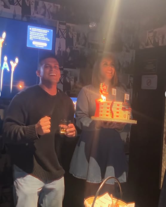 Karla Tarazona le celebró su cumpleaños 43 a Christian Domínguez.