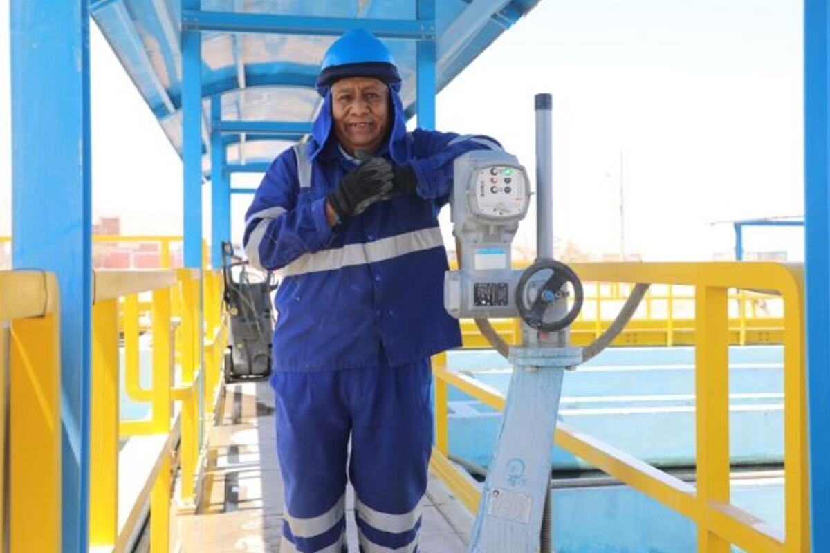 Don Feliciano es experimentado operario de la Planta de Tratamiento de Agua Potable Chen Chen (Moquegua). que consumen más de 70 mil pobladores.
