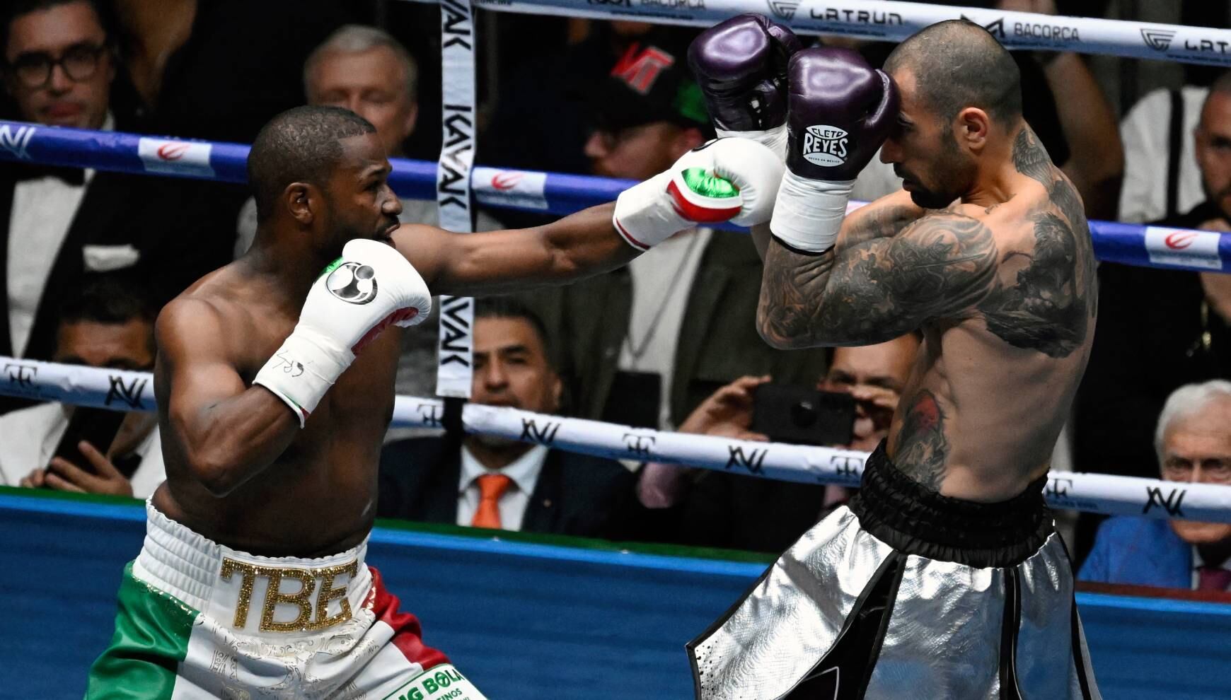 Floyd Mayweather Jr. brindó exhibición en México el 2024. (Foto: ALFREDO ESTRELLA / AFP)