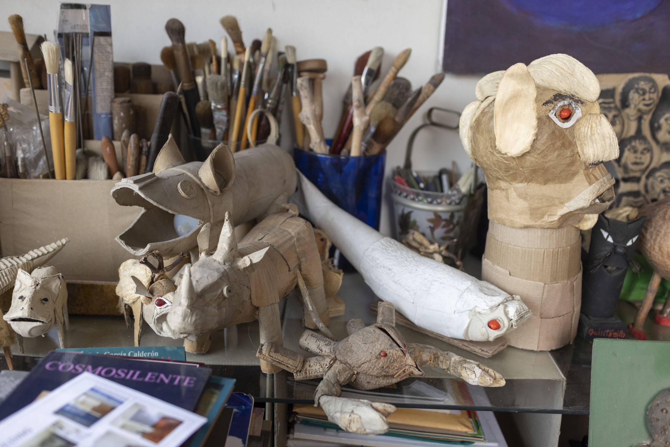 Fabricar piezas hechas con material reciclado es una de las aficiones que Alberto Quintanilla mantiene hasta la actualidad. (Foto: Richard Hirano)