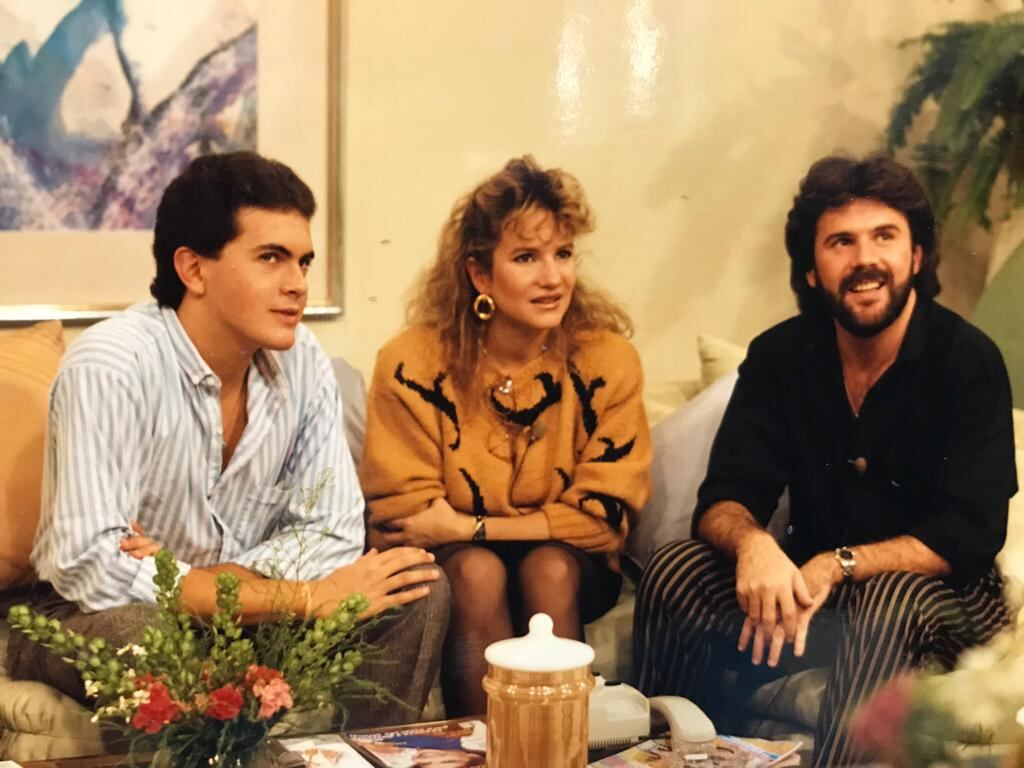 Sammy Sadovnik con el dúo 'Pimpinela'. (Foto: archivo personal del presentador y narrador peruano)