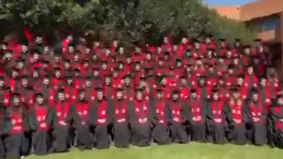 Egresados de la Facultad de Psicología de la Universidad Iberoamericana sufrieron un accidente cuando se tomaban la foto de graduación.