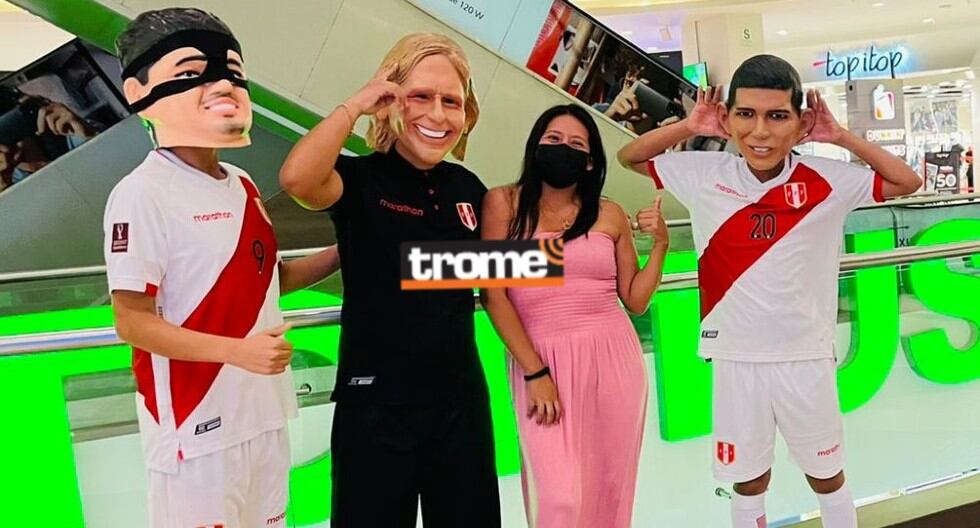 Alegría blanquirroja también con muñecos por nuestra selección. (Isabel Medina / Trome)