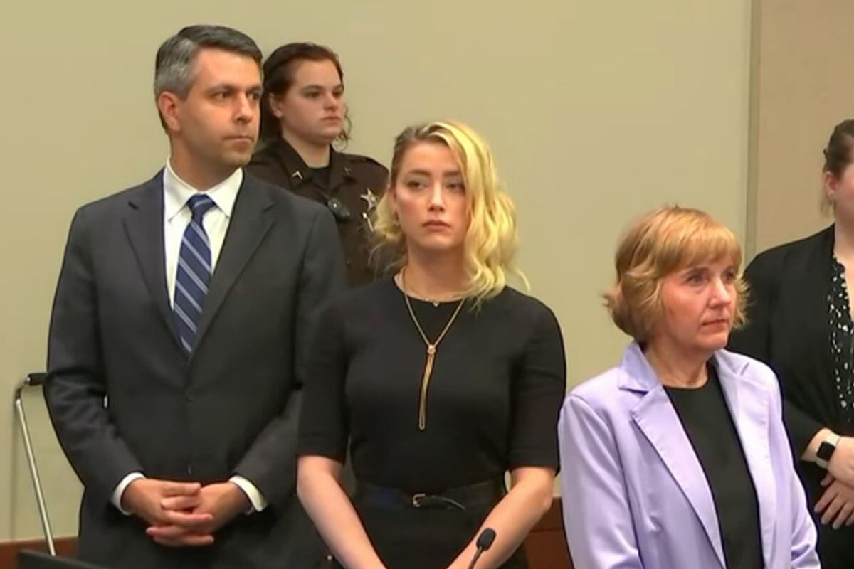 Amber Heard al inicio de la lectura del veredicto en el juicio ante Johnny Depp (Foto: Captura de pantalla/YouTube)