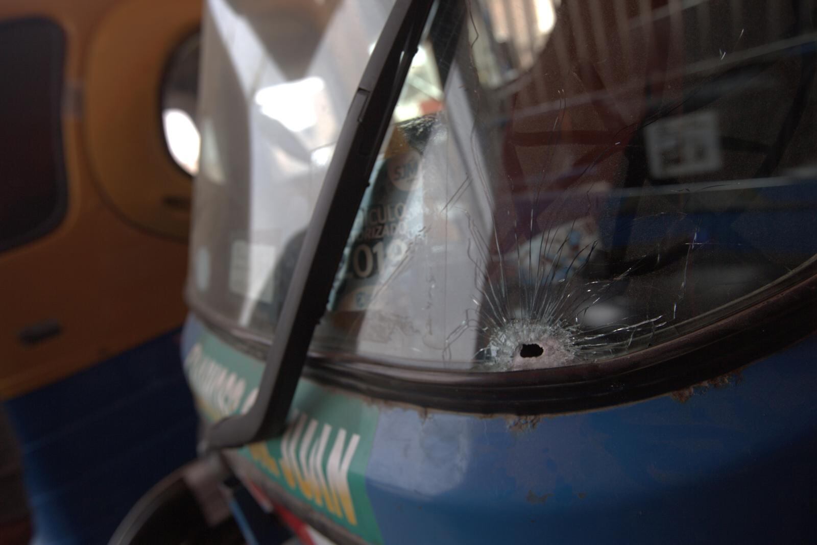 Balas atravesaron lunas de mototaxis y autos que tuvieron que ser llevados al taller para ser reparados. | Fotos: Andrés Paredes