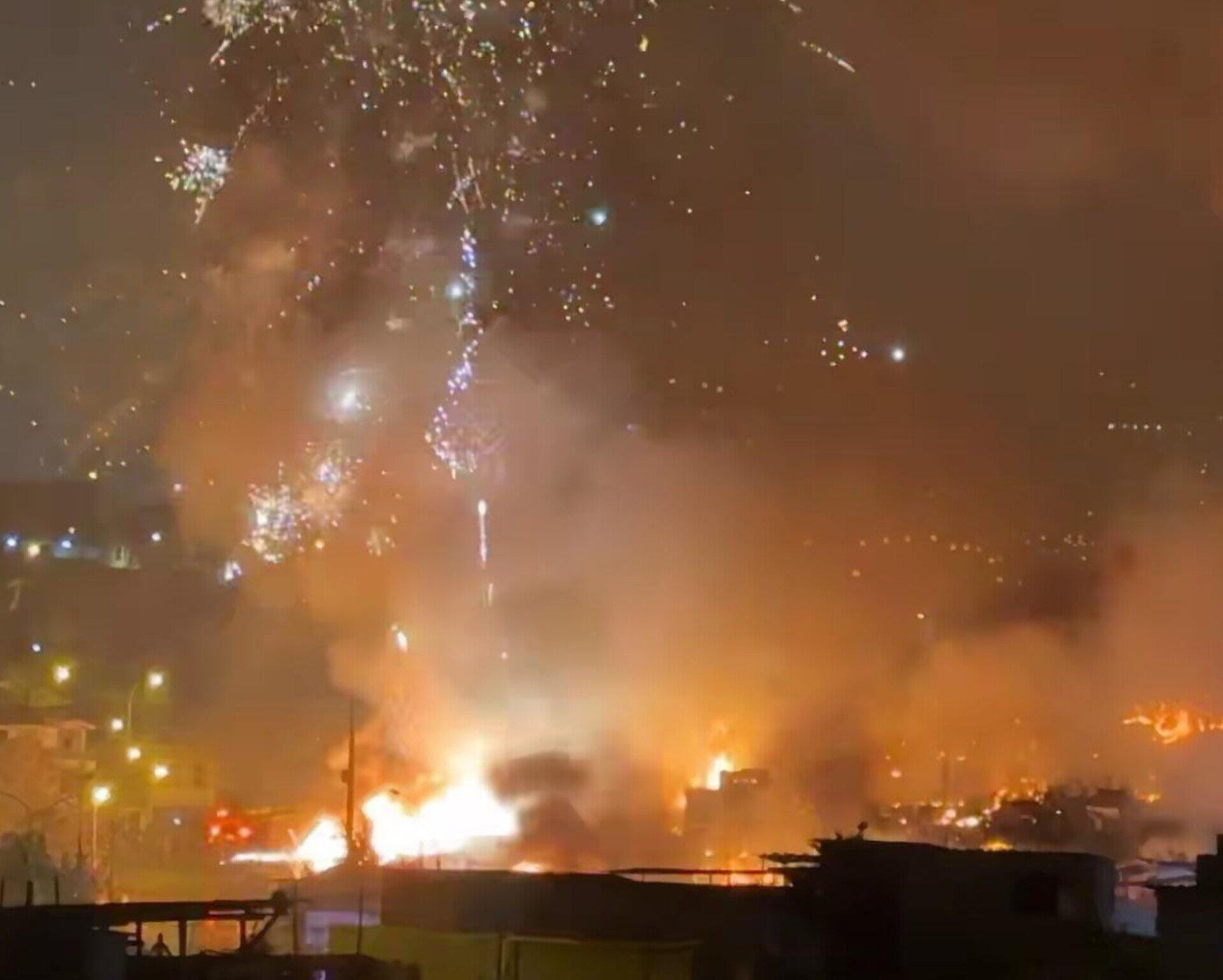 Momento de la detonación de los pirotécnicos en la zona.
