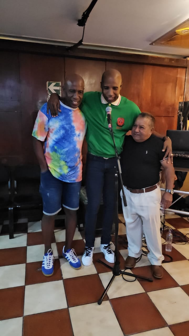 Cuto Guadalupe y sus padres en el fútbol