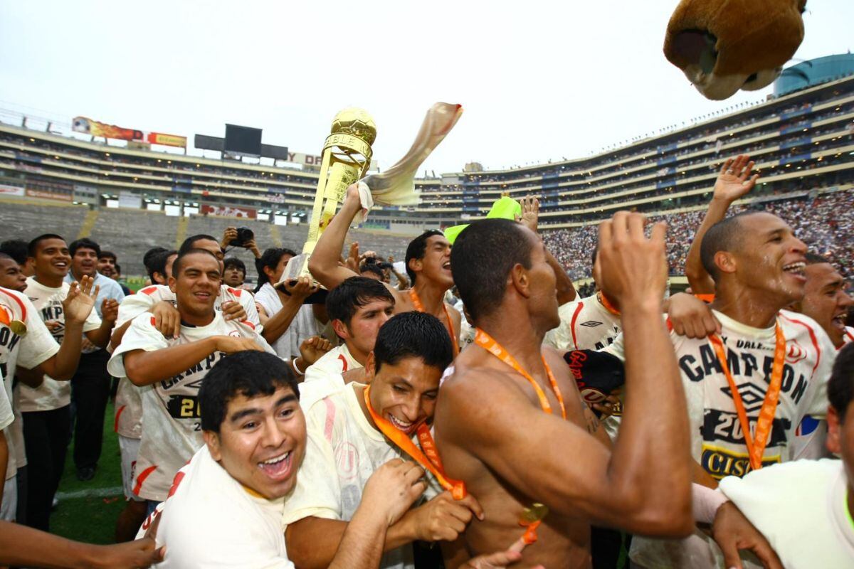 Raúl Ruidíaz festeja su primer título con Universitario (Foto: GEC)