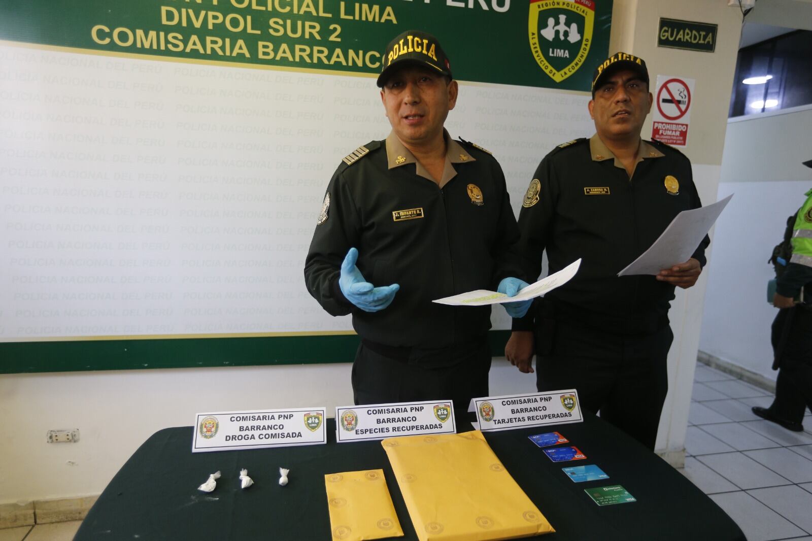 Coronel PNP Javier Infante, jefe de la DIVPOL Sur 2, y comandante José Zamora, comisario de la delegación de Barranco, informaron sobre el caso en conferencia de prensa. | Foto: Violeta Ayasta / Diario Trome