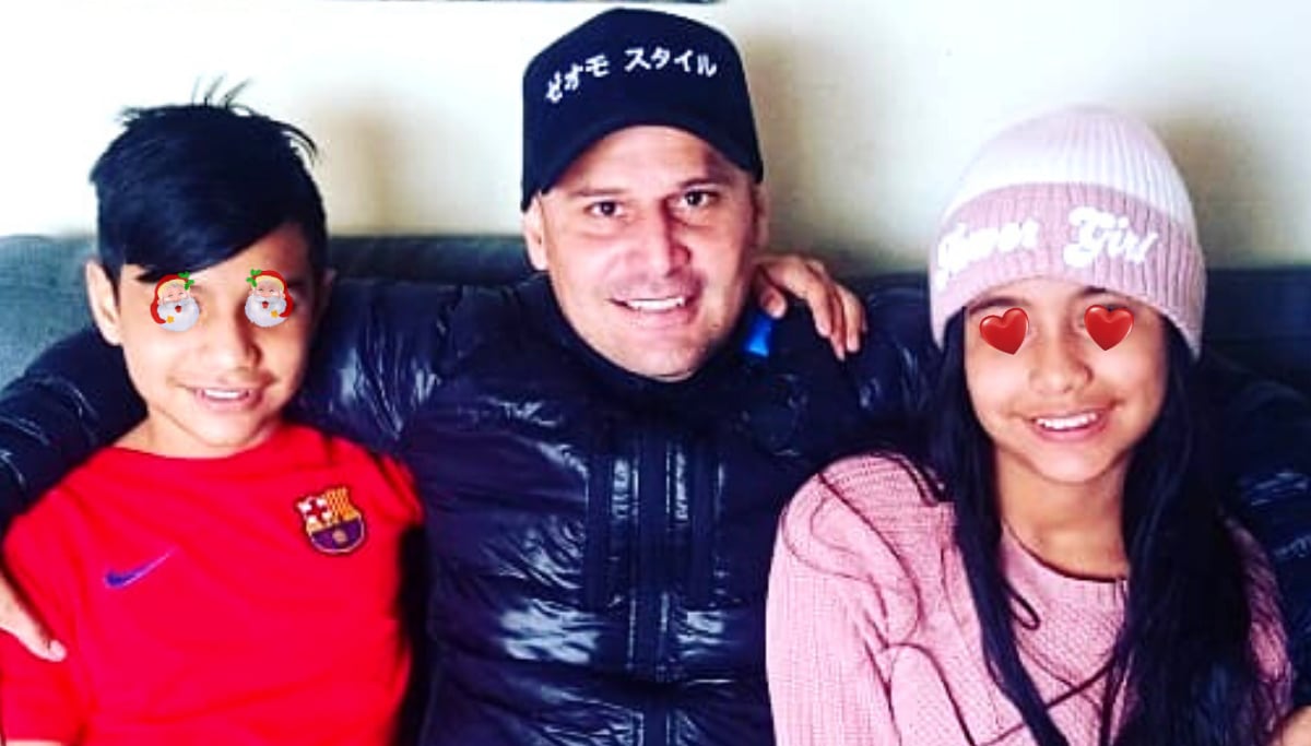 Omar Zegarra posa junto a los 'Caramelitos' (Foto: @caramelais7)