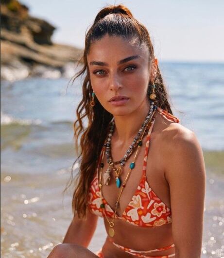 Nació en Sinope, Turquía, el 25 de octubre de 1992, por lo que tiene 29 años (Foto: Ayça Ayşin Turan/Instagram)