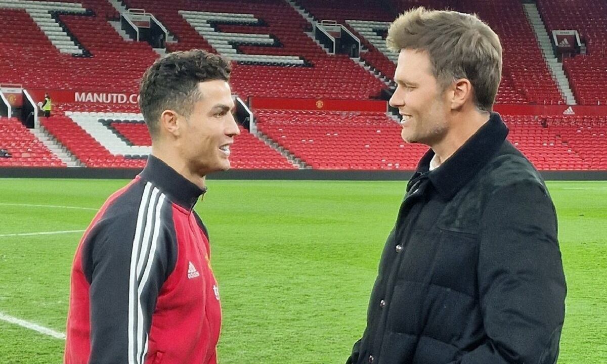Cristiano Ronaldo tuvo una breve charla con Tom Brady tras partido del Manchester United. (Foto: @ManUtd)