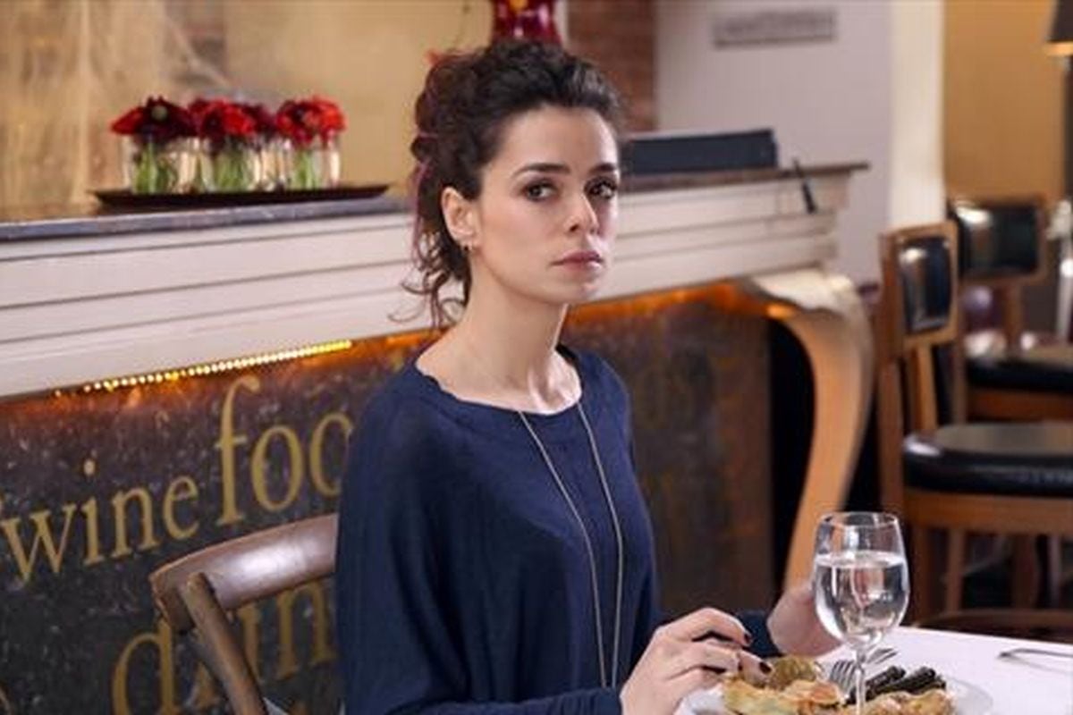 Özge Özpirinççi, en su papel de Zeynep Taşkın de "Amor a segunda vista", espera a alguien sentada en un restaurante (Foto: Süreç Film)