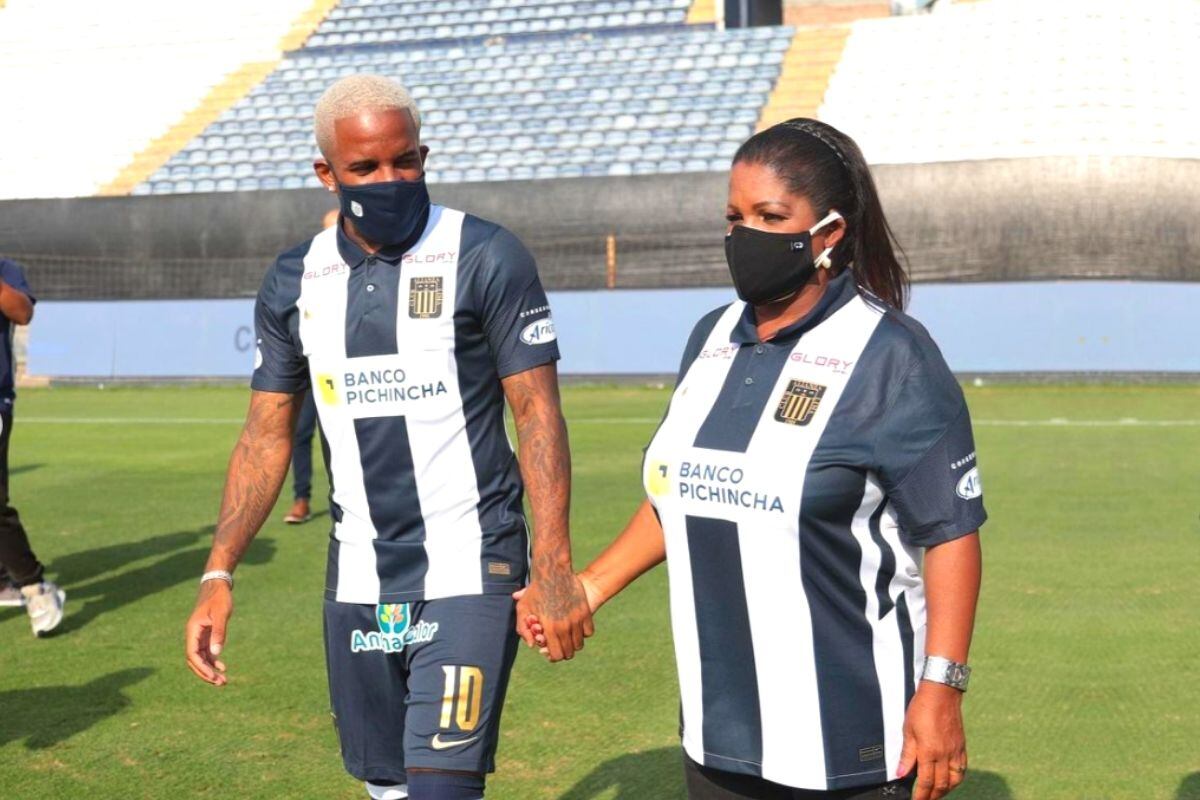 Jefferson Farfán agradece apoyo de 'mama Charo' (Foto: @ClubALoficial)
