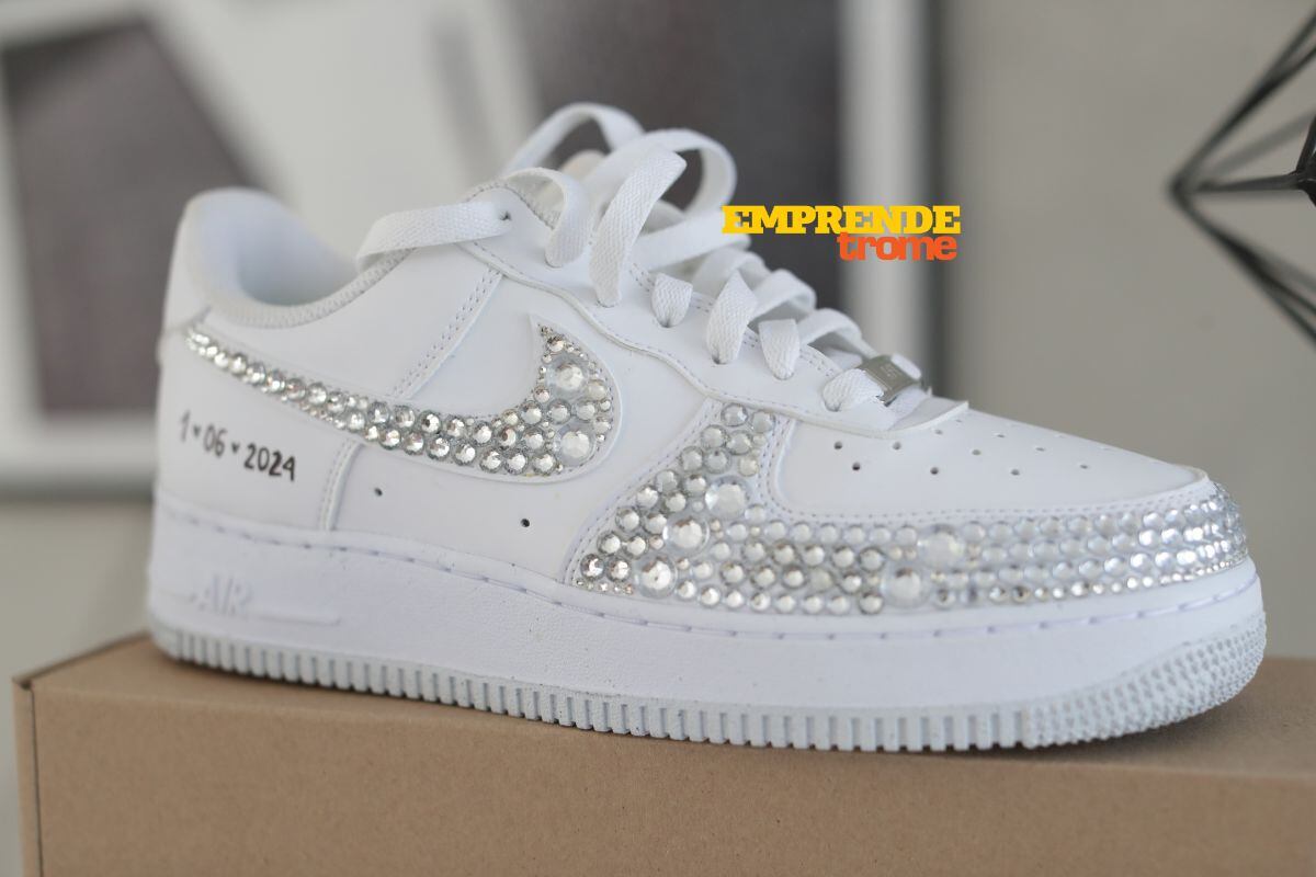 Las zapatillas para novias y quinceañeras con pedrería tienen mucha demanda. Foto: Alessandro Currarino.