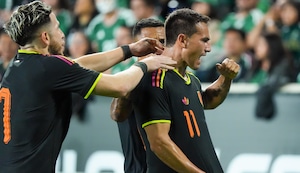 Jairo Vélez anota el primer con gran definición en el duelo Perú - México |VIDEO
