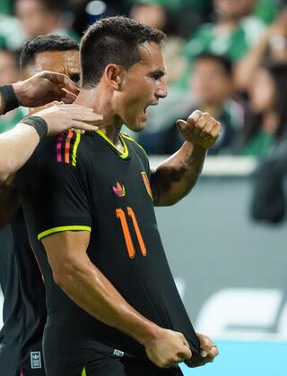 Jairo Vélez anota el primer GOL con gran definición en el duelo Perú - México | VIDEO