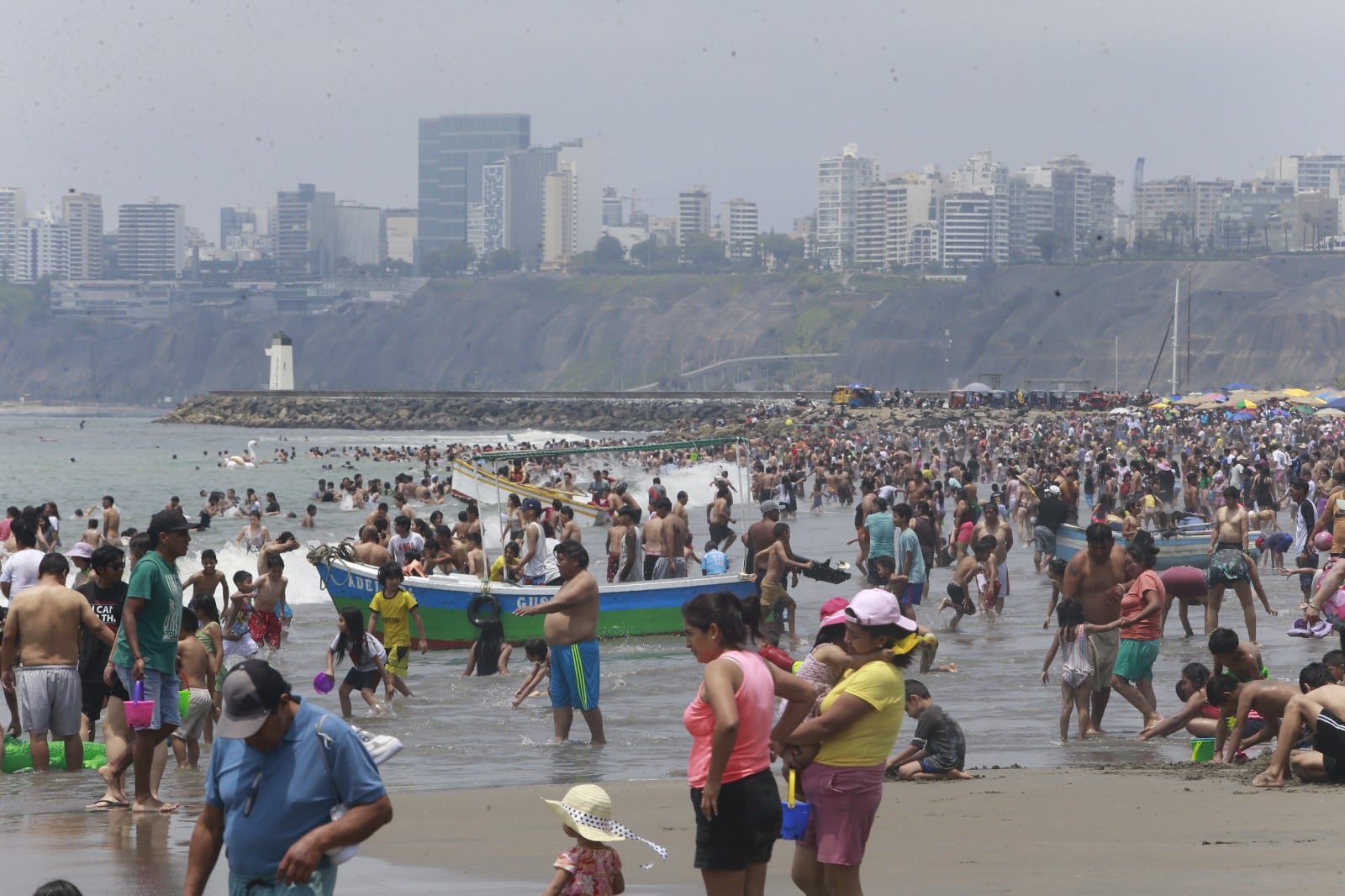 Asistencia masiva a playas como Agua Dulce y otras de la Costa Verde. (Foto: César Bueno @photo.gec)