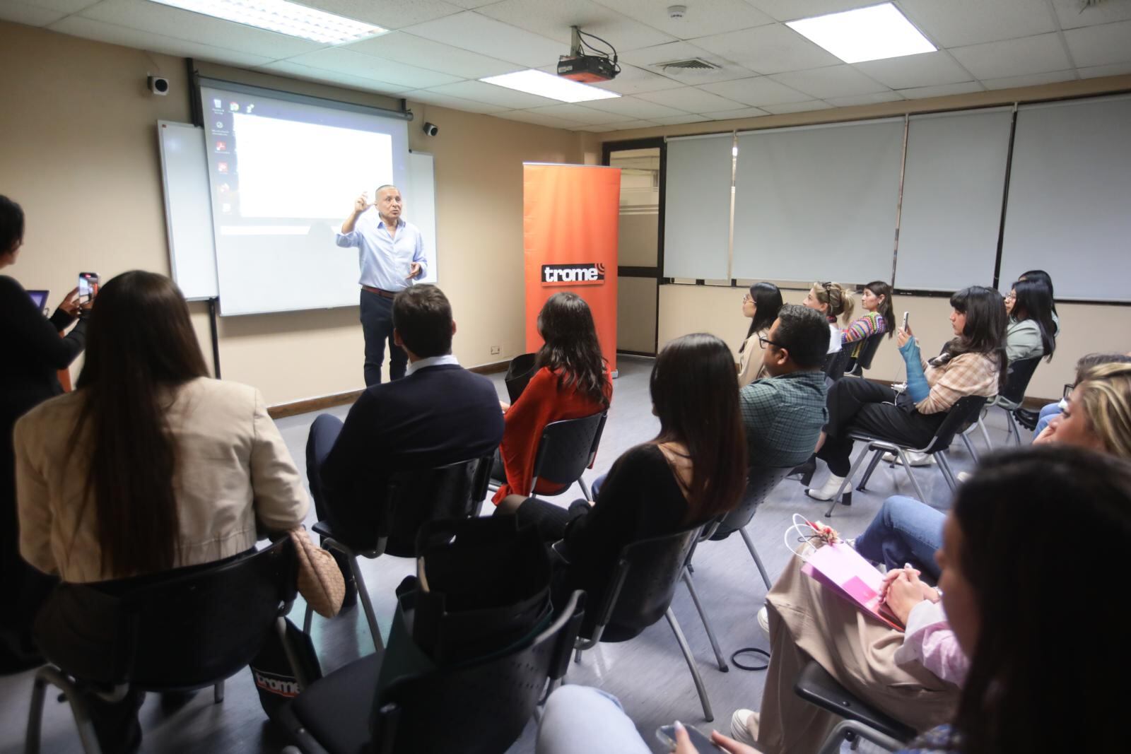 El director periodístico, Carlos Espinoza Olcay contó un poco de los inicios del diario y las innovaciones. Foto: Violeta Ayasta.