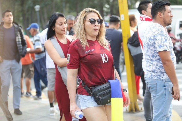 Hinchas de Venezuela van llegando de a pocos al estadio Nacional para el encuentro entre Perú vs Venezuela. Foto: Jesús Saucedo / @photo.gec
