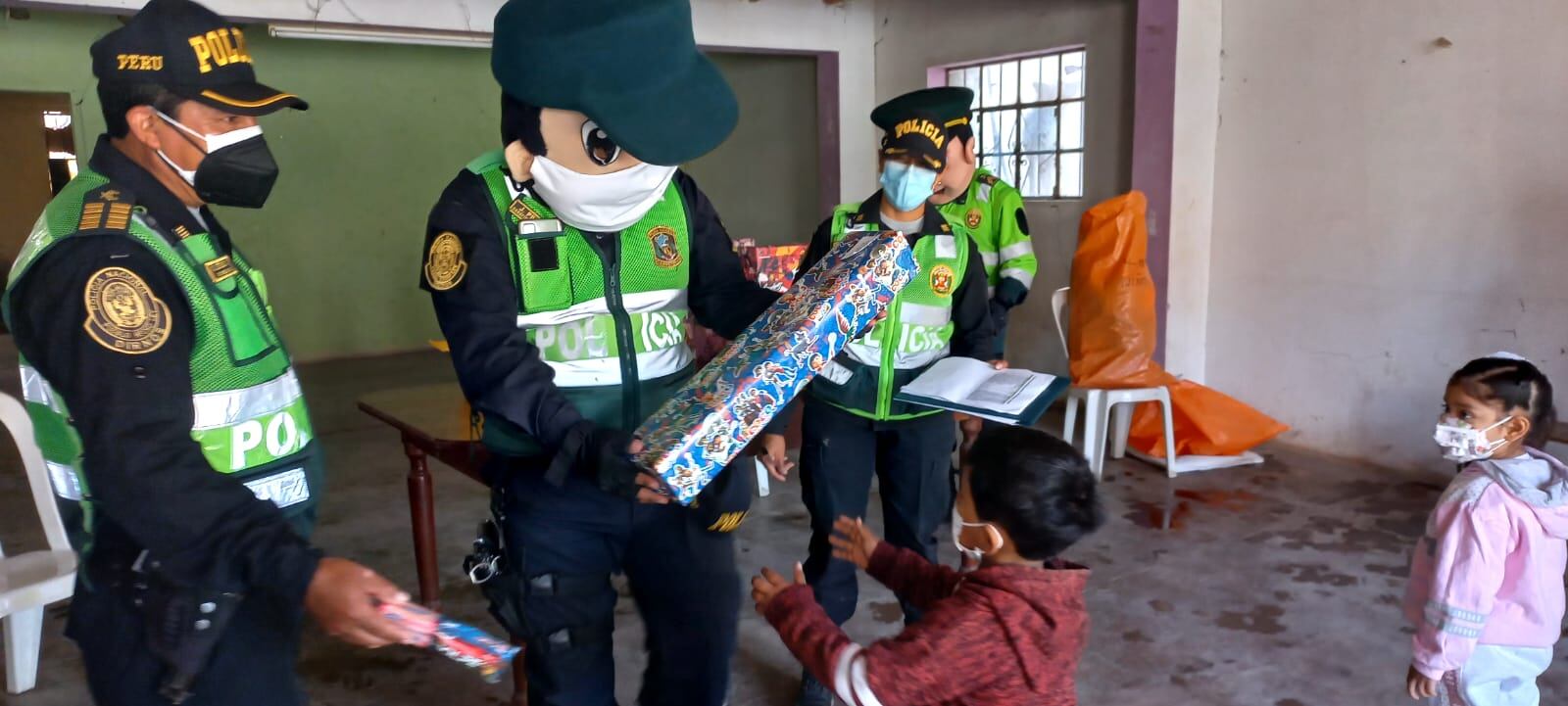 Policías de la Unidad de Protección de Carreteras de Ica realizaron una noble acción cívica y entregaron regalos a más de 300 niños de diversos centros poblados alejados del distrito de Humay, para celebrar a Santa Rosa de Lima, patrona de la Policía Nacional. (foto: PNP)
