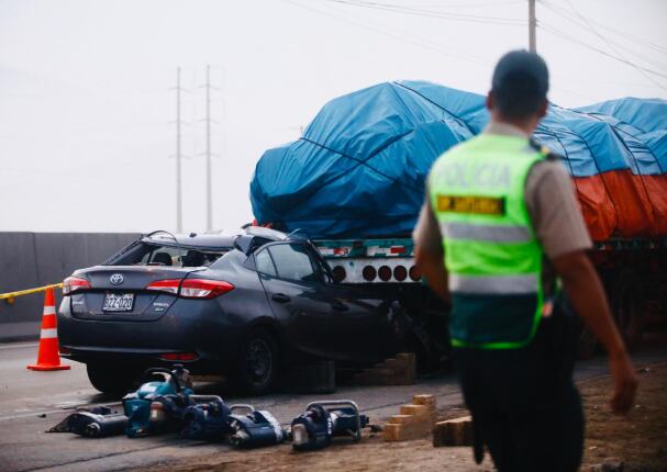 Un auto se estrella contra un trailer en la Panamericana Norte - Ancón dejando 3 personas fallecidas.
Foto: César Grados/@photo.gec