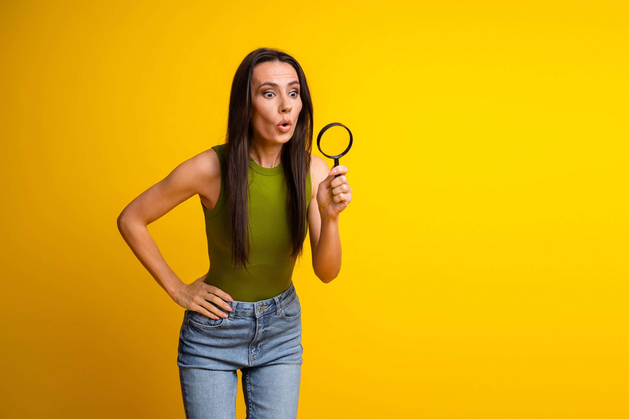 Mujer halla una pista durante investigación. Foto: Istock