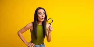 Mujer halla una pista durante investigación. Foto: Istock